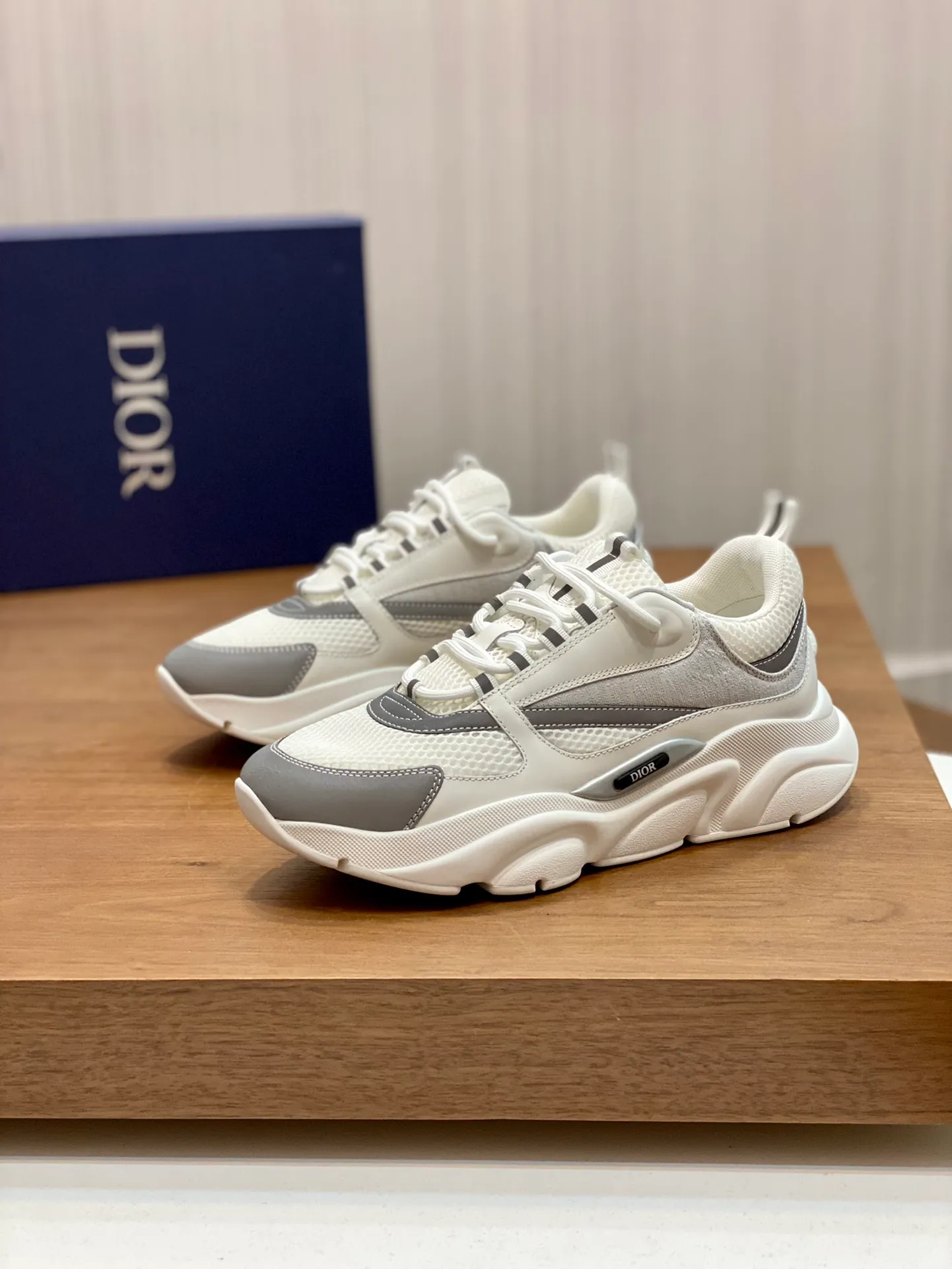 Factory price: 500💰 Dior B22 men's jogging fashion sneakers. This item draws inspiration from retro jogging shoes. It adopts a thick low-top design, with an upper made of leather and mesh fabric, and a black and white engraved rubber sole. The side is decorated with an embossed "Di~r" logo. Code number: 38-45 (38, 45, 46 can be customized)